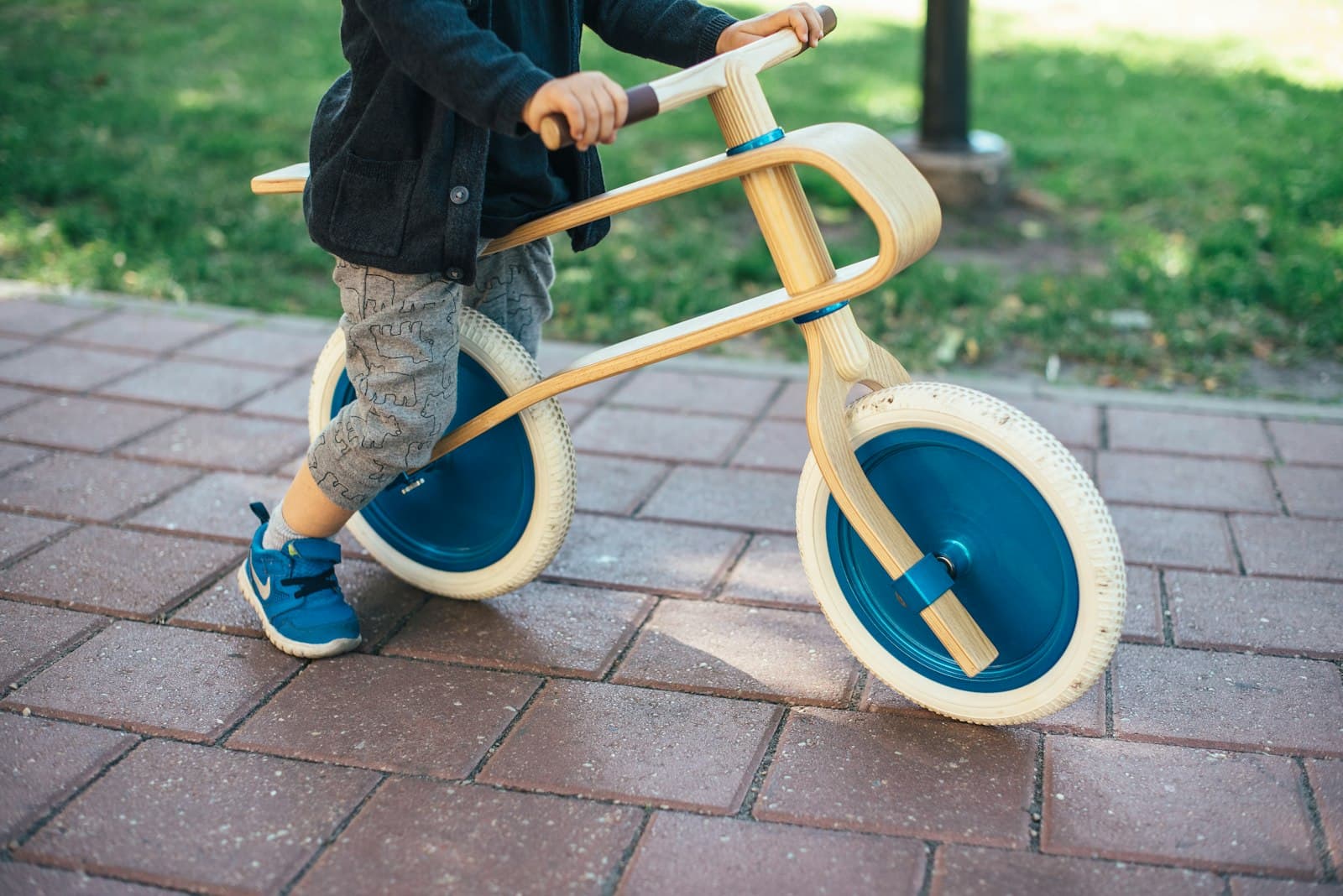 Drveni bicikl bez pedala